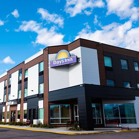 Days Inn By Wyndham Berthierville Bagian luar foto