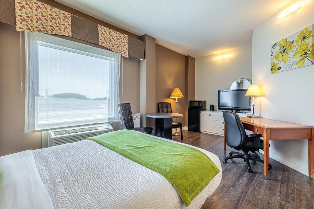 Days Inn By Wyndham Berthierville Bagian luar foto