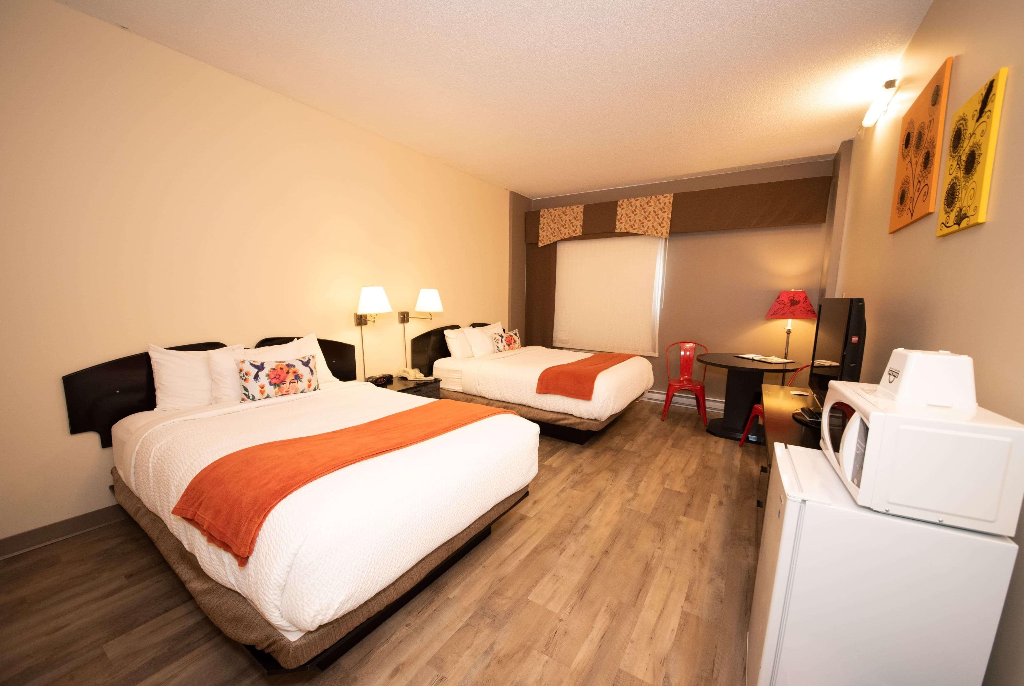 Days Inn By Wyndham Berthierville Bagian luar foto
