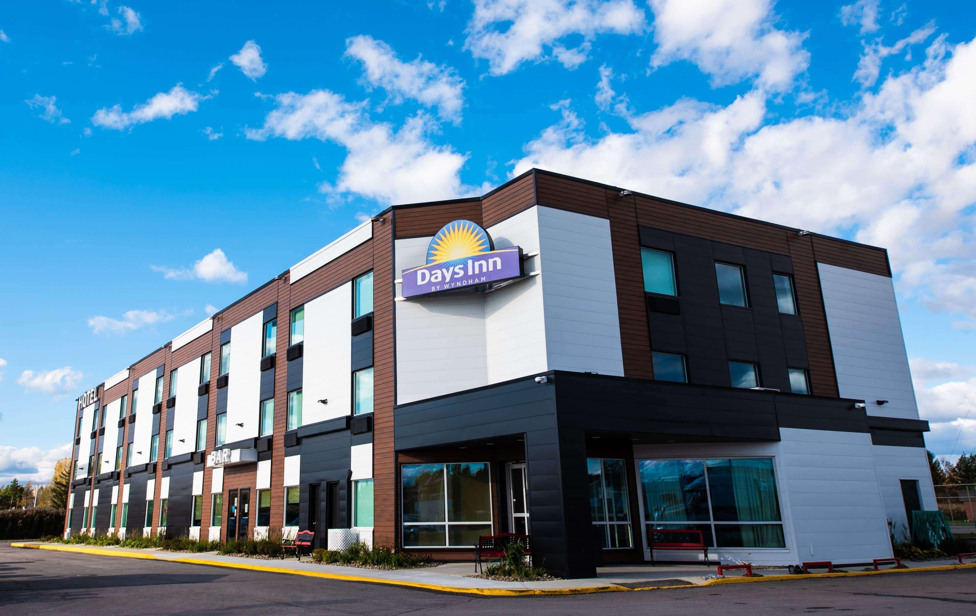 Days Inn By Wyndham Berthierville Bagian luar foto