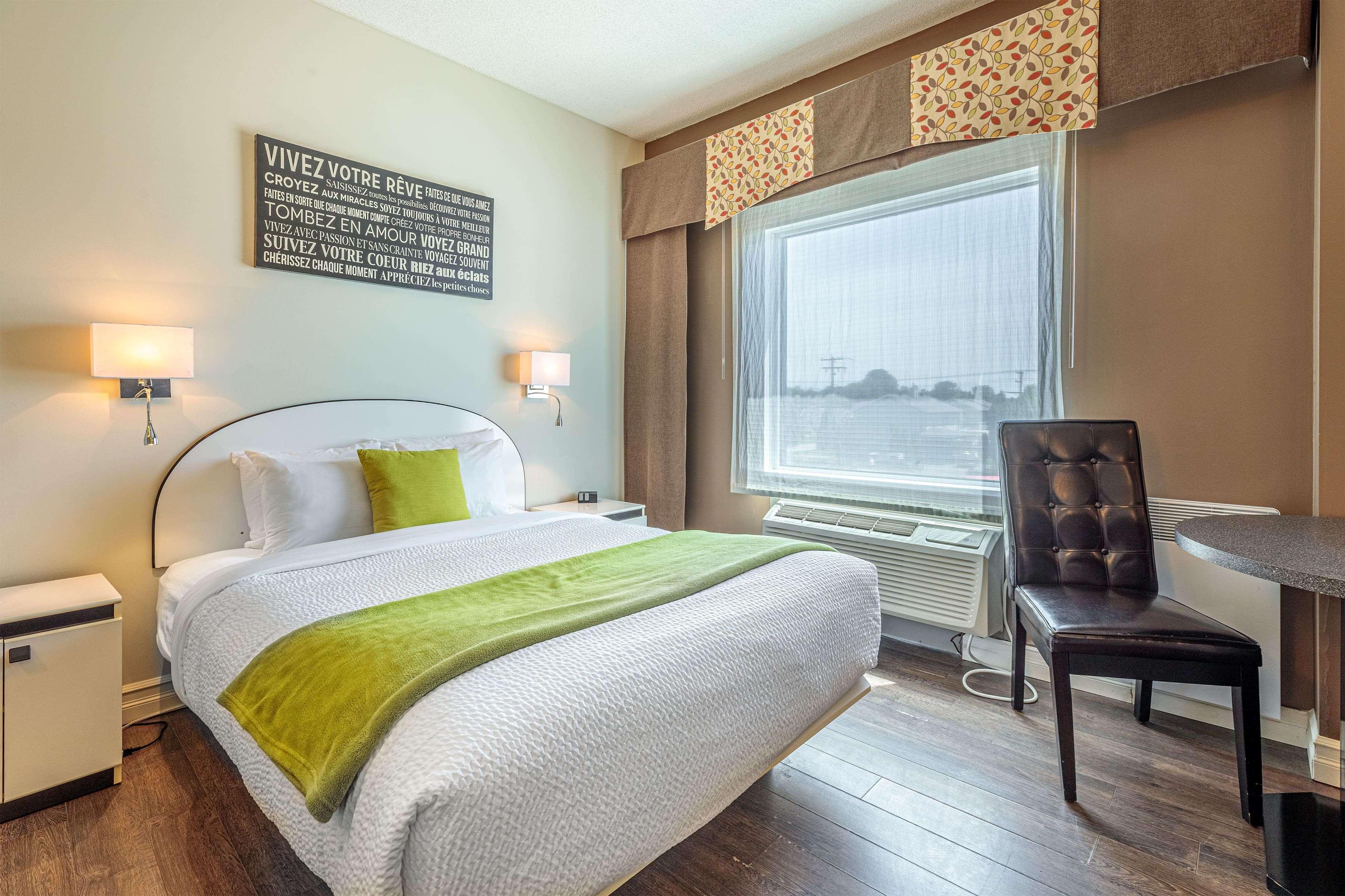 Days Inn By Wyndham Berthierville Bagian luar foto