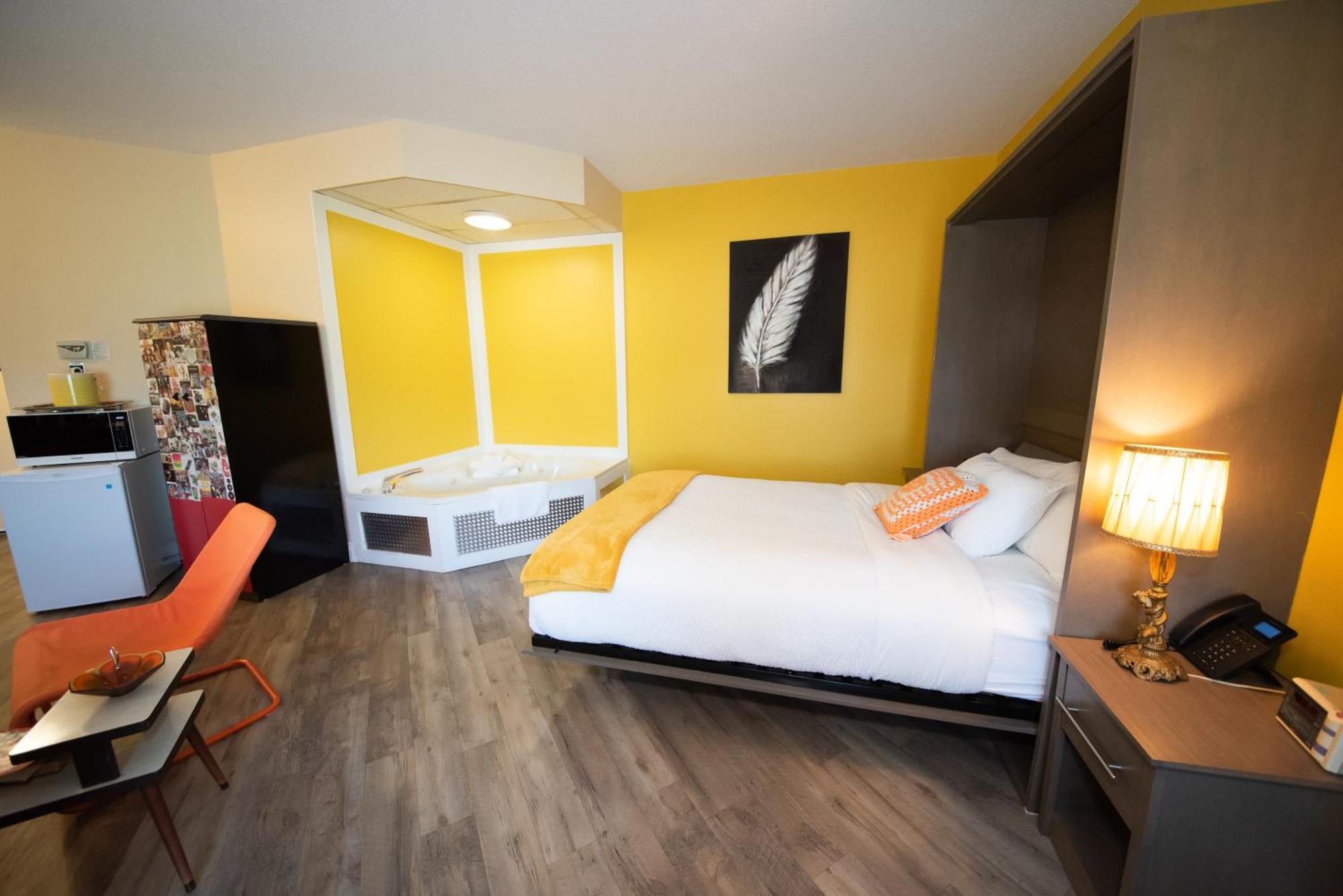 Days Inn By Wyndham Berthierville Bagian luar foto