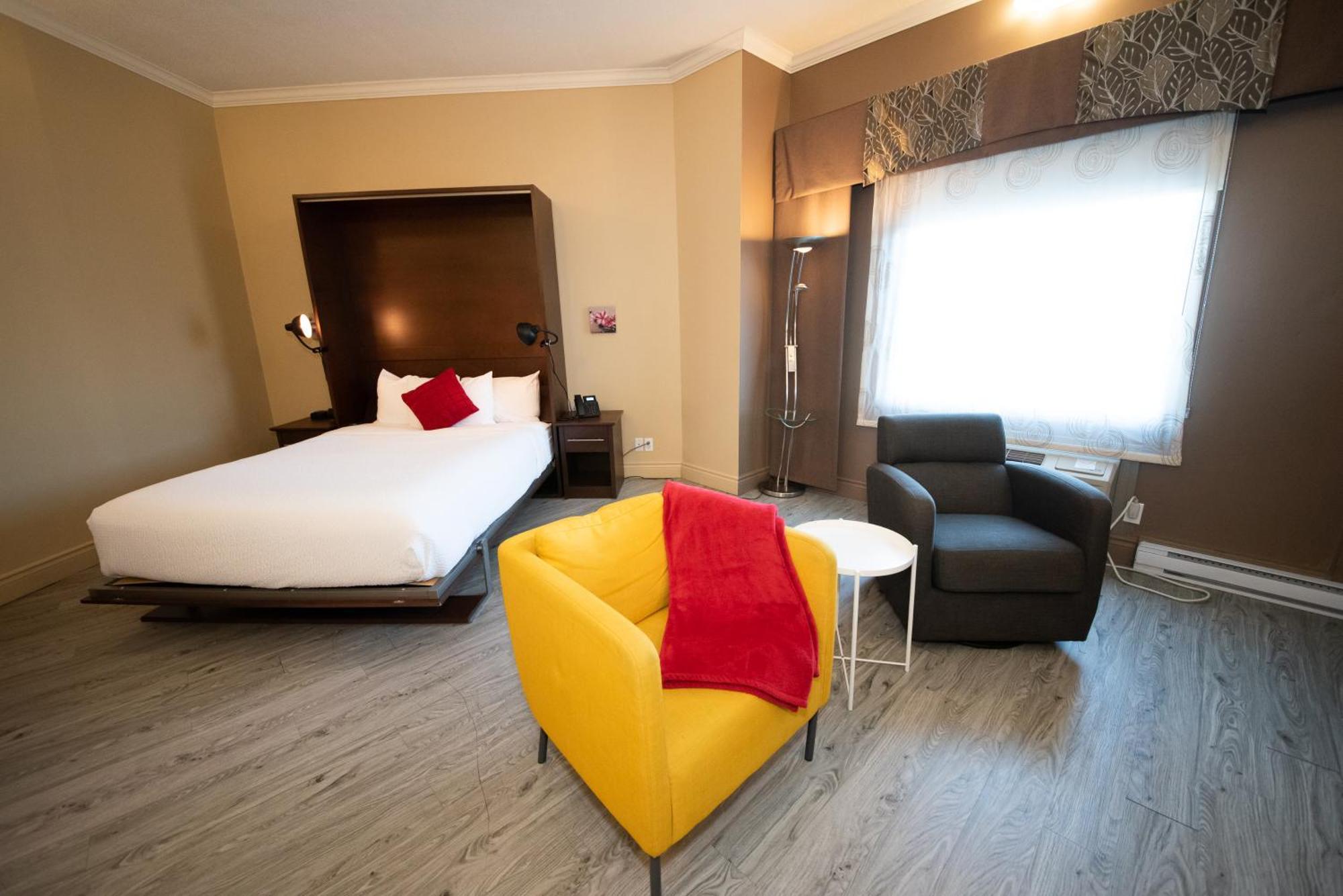 Days Inn By Wyndham Berthierville Bagian luar foto
