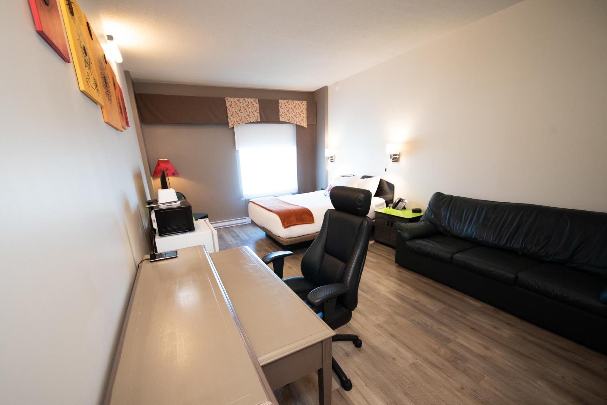 Days Inn By Wyndham Berthierville Bagian luar foto