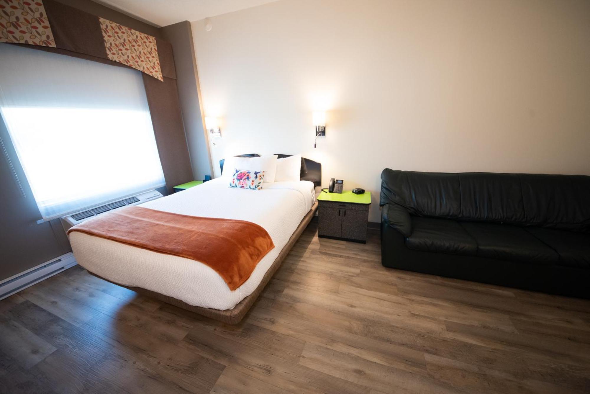 Days Inn By Wyndham Berthierville Bagian luar foto