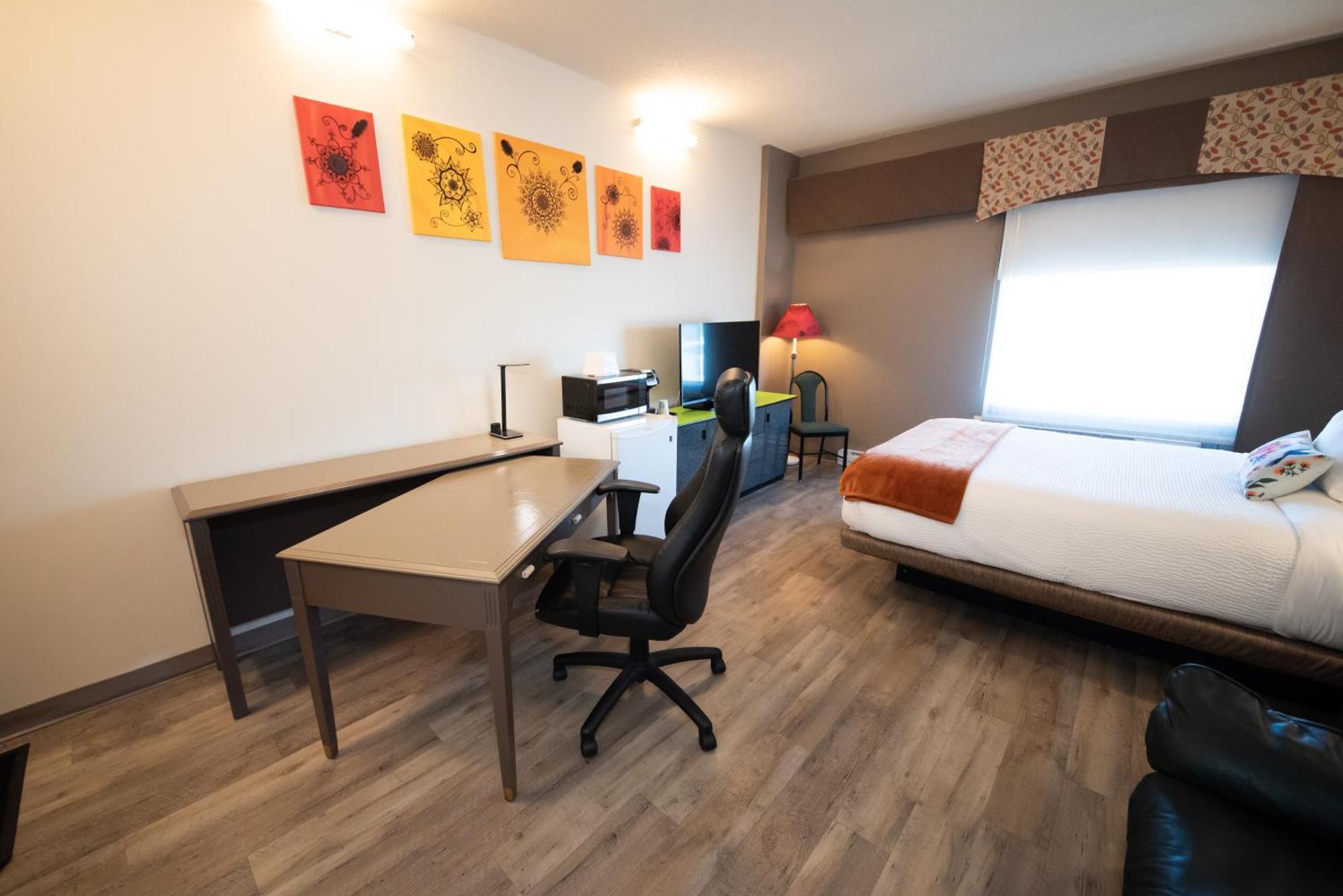 Days Inn By Wyndham Berthierville Bagian luar foto